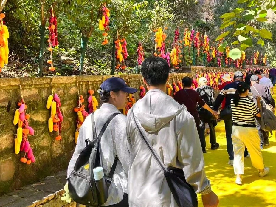 國慶游太行大峽谷必沖！“咱村有戲”好戲連臺，小丑互動樂不停，打卡巨人秋裝與霧森漫溪~