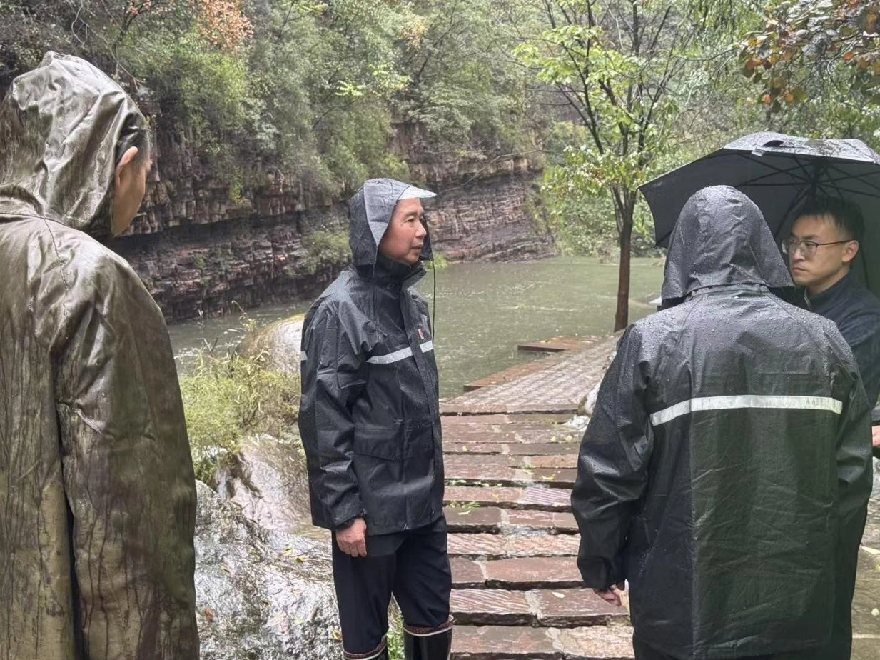 風雨無阻守防線-太行大峽谷景區領導帶隊排查汛情保安全