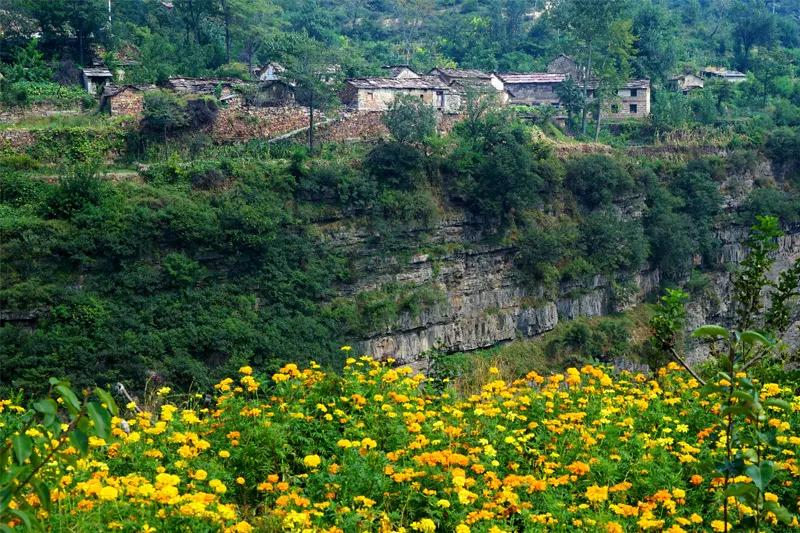 苍溪花街苍溪花街,坐落于太行大峡谷内石板岩镇上古苍溪水畔,建筑形态