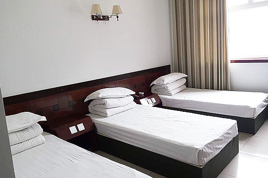 1.2Mx2.1M单人床三人间