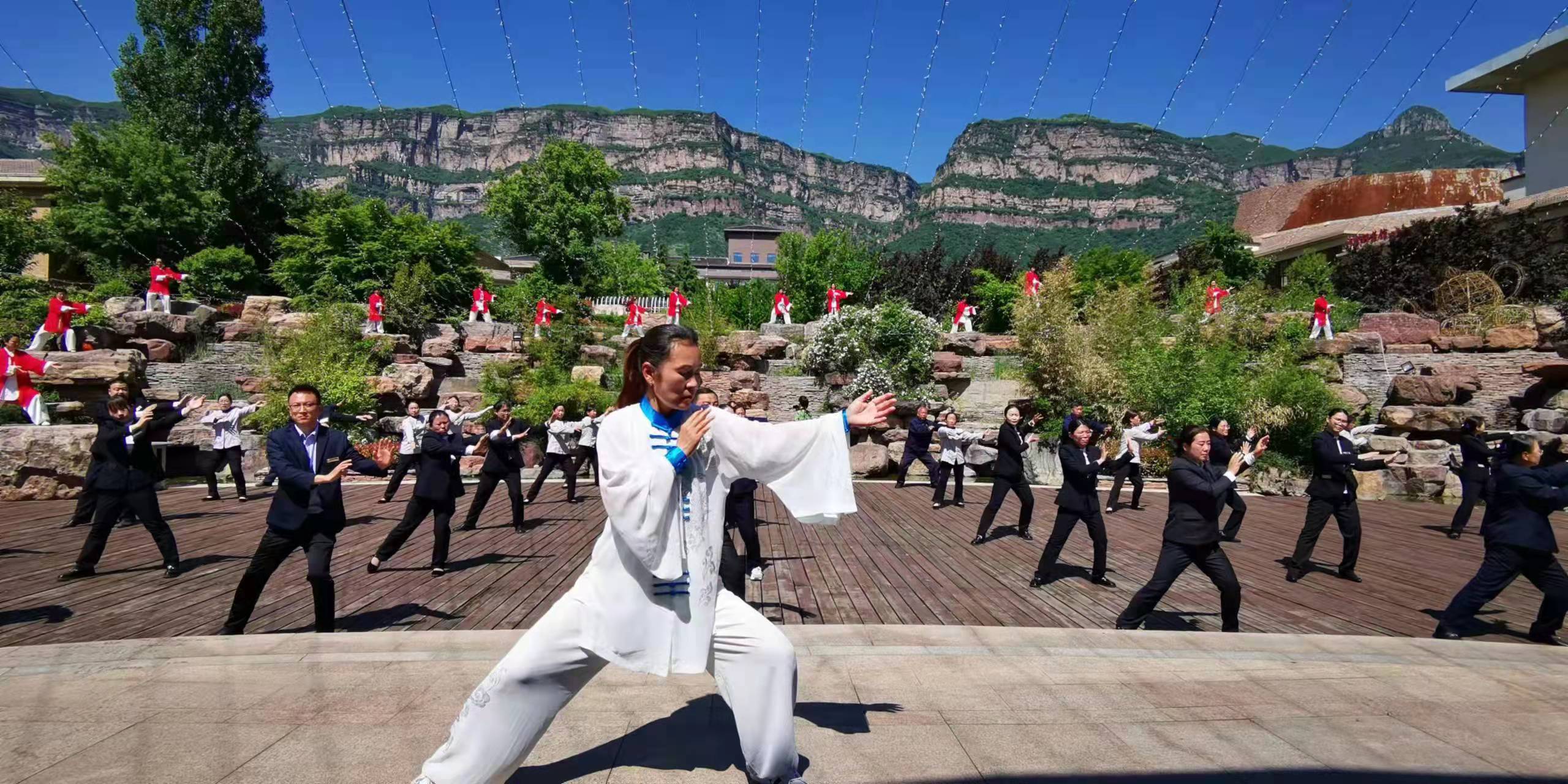 陈式太极拳第十二代传人郑州市中原区武术协会副会长曹沁红给景区员工传授太极拳