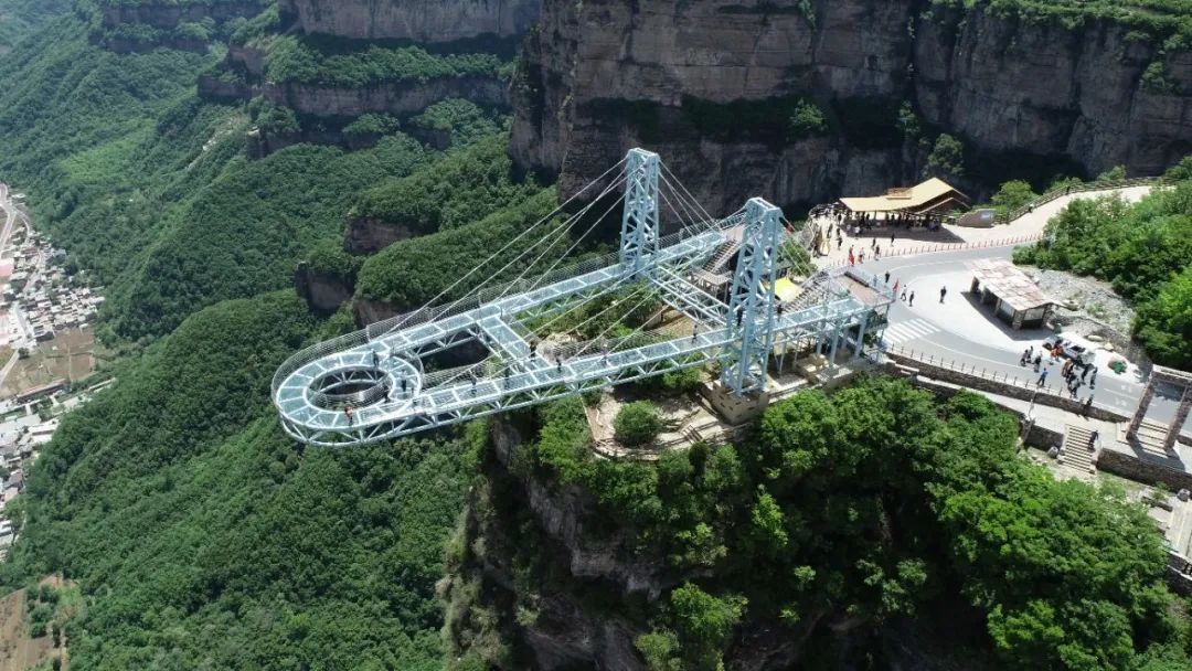 太行大峡谷玻璃桥太行大峡谷玻璃桥,位于太行天路景点,桥面长280米,宽